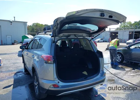 2018 Toyota Rav4 Xle z USA, uszkodzony, nr VIN 2T3WFREV2JW414282